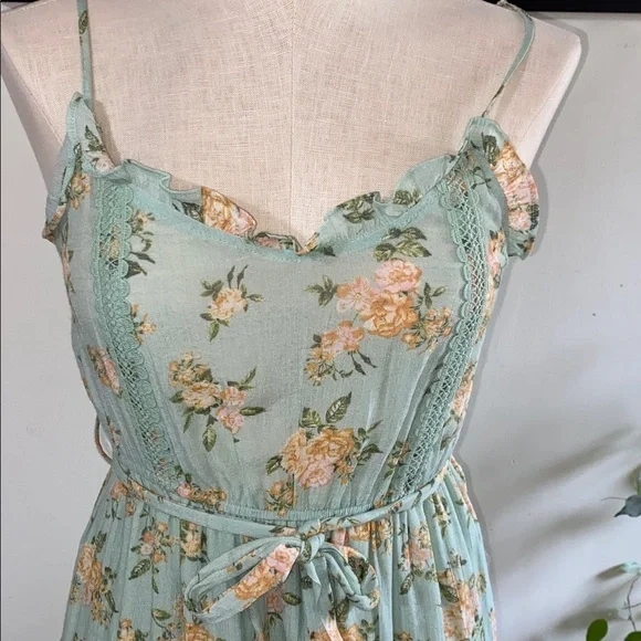 Mine Floral Midi Dress in Soft Green and Cream size small - Picture 3 of 11